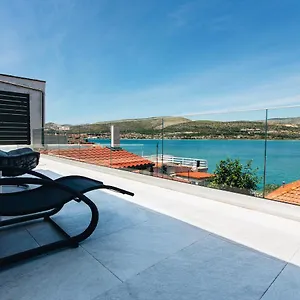 https://villa-magna-seaside-villa-with-pool-and-sauna.splithotels.org